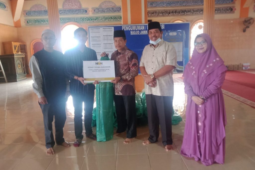 Memberikan dukungan alat penunjang ibadah berupa Karpet kepada Masjid Jamii Kumun