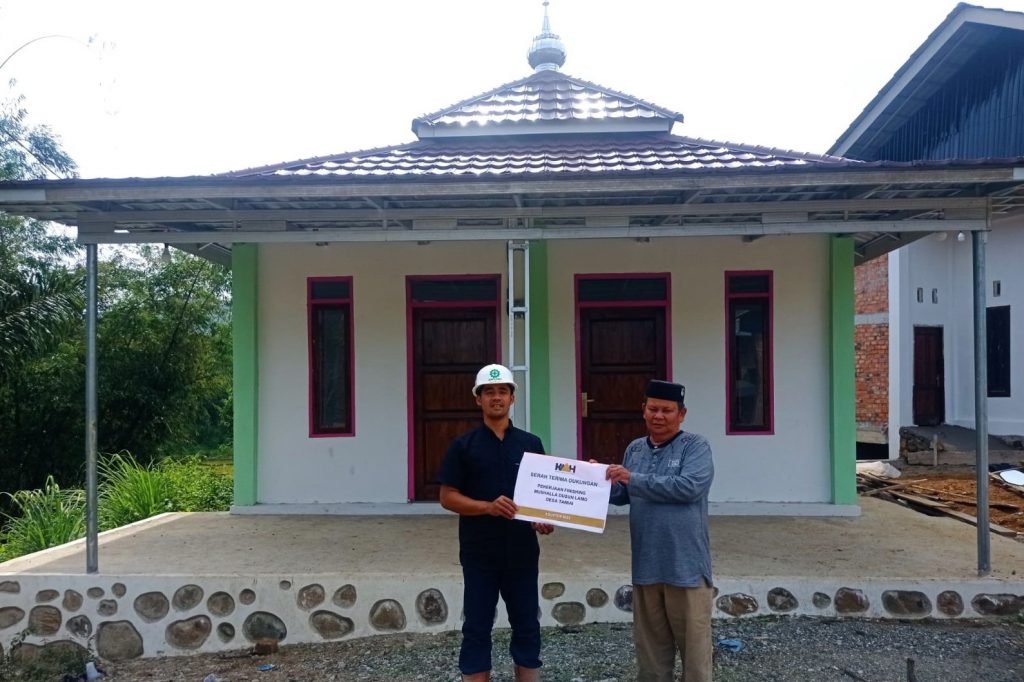 Melakukan pekerjaan dan penyelesaian kepada Mushollah Dusun Lamo Desa Tamiai