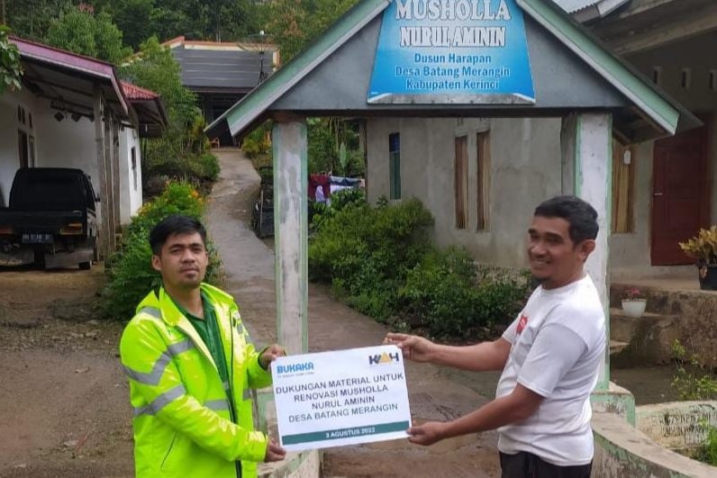 Memberikan Dukungan Material Perbaikan Mushalla Nurul Aminin Desa Batang Merangin